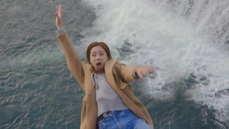 吳丞芽拍墜崖戲，直呼很舒壓。中天娛樂台提供