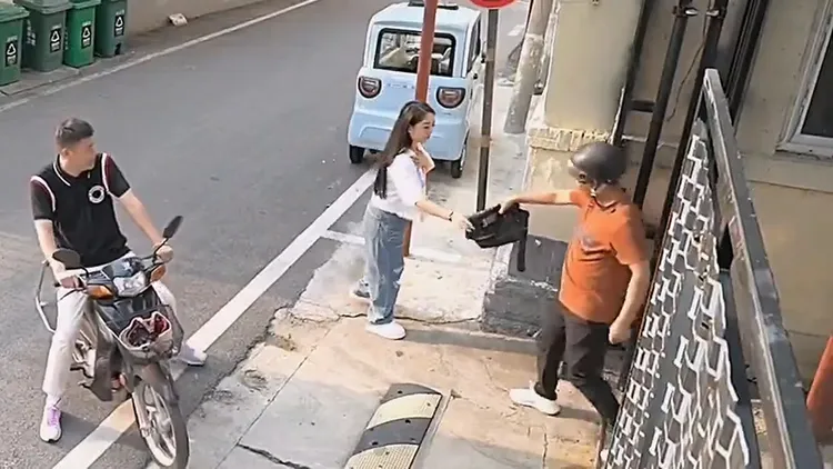 其中一名「搶匪」進屋去把包包撿出來還給女子。翻攝自X