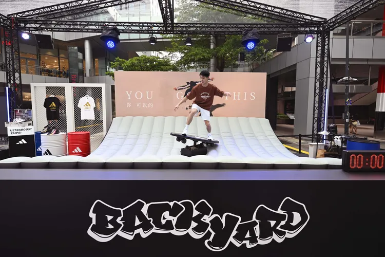 滑板挑戰訂製平衡挑戰裝置，隨機擺動考驗玩家的律動。品牌提供