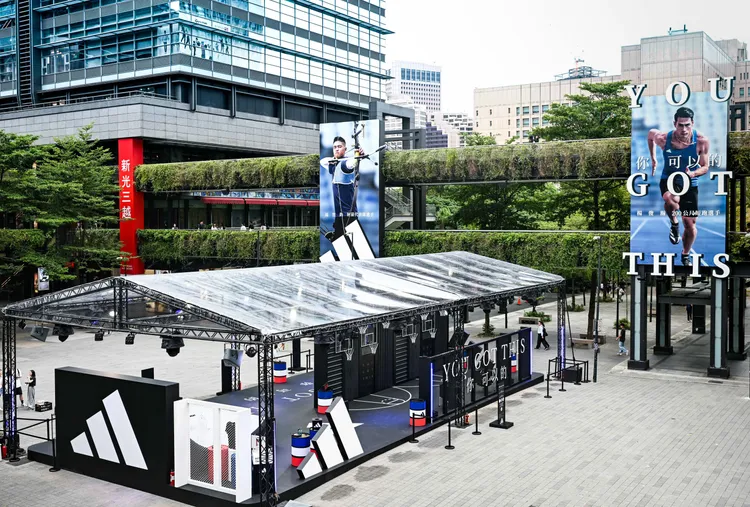 選手楊俊瀚、射箭代表隊選手湯智鈞巨型戶外看板就聳立在場地前方。品牌提供