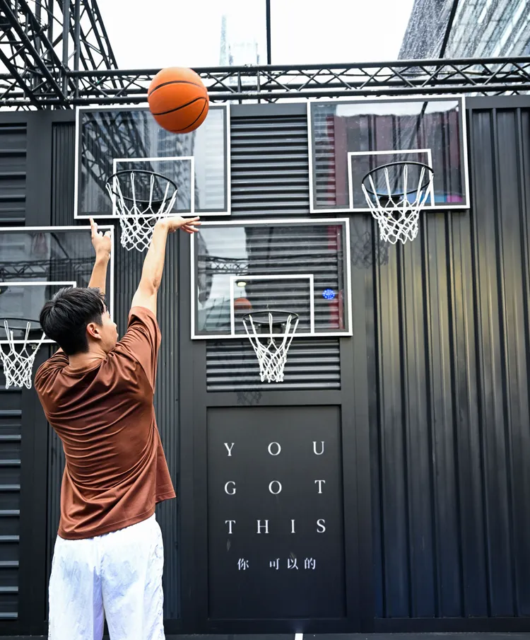 籃球關卡透過4個高低、大小不同的籃框考驗挑戰者精準度。品牌提供