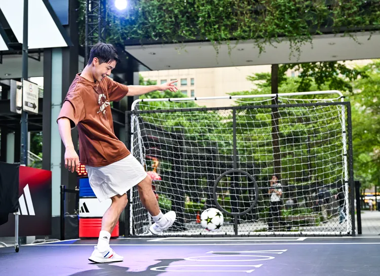 足球關卡挑戰射門功力。品牌提供