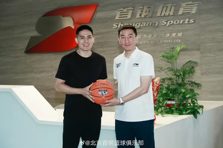 陳盈駿（左）正式和北京首鋼簽約。翻攝自北京首鋼微博