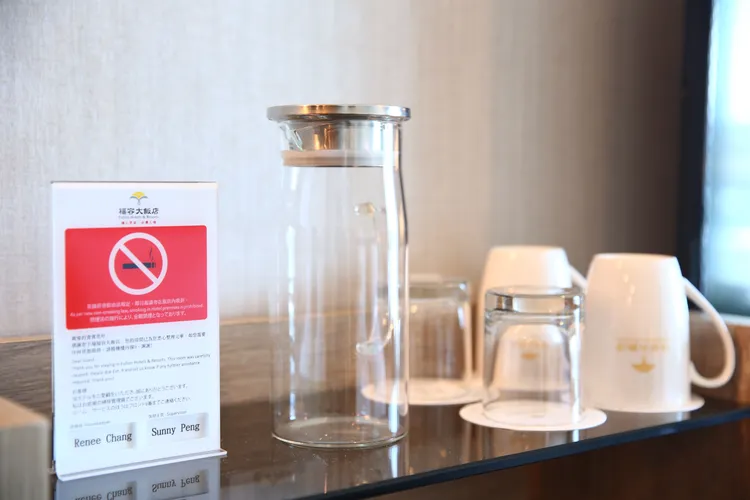 館店內設有飲水機，房內提供可重複使用的水壺，以取代傳統的瓶裝水。業者提供