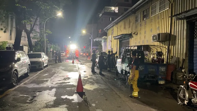 警方調查發現汽車火警是劉姓男子縱火，他隨後竟跑到附近學校，疑似持刀自戕身亡。民眾提供