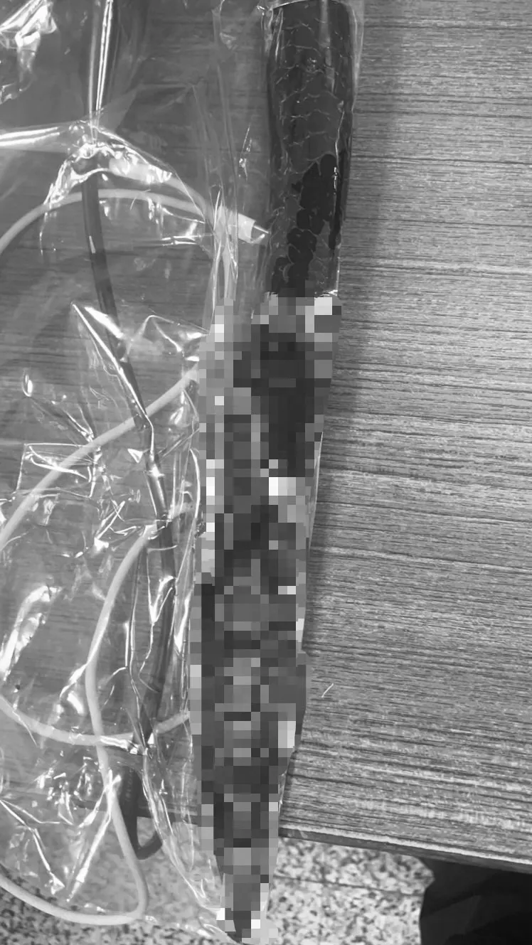 警方發現劉男身邊遺留的水果刀。翻攝照片