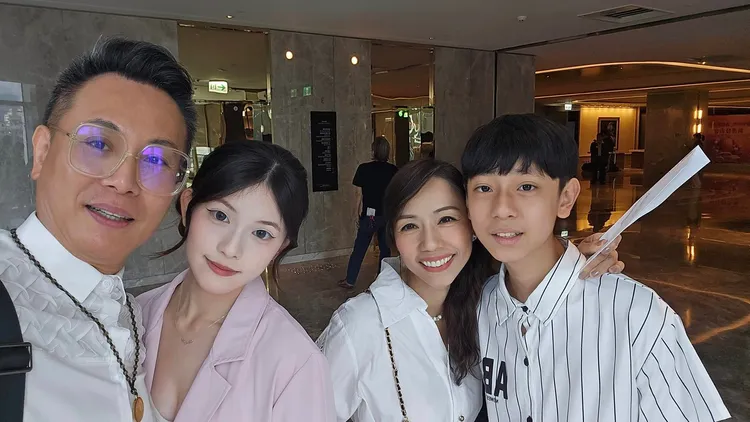 陳霆全家出動，為女兒霆妹參加全球城市小姐選拔賽加油。翻攝陳霆臉書