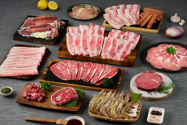 「100盎司重磅多肉奢烤組」2000元有找，一次享用紐西蘭鮮切沙朗牛排、美國牛五花、美國嫩肩里肌原塊牛排、美國牛板腱、美國嫩肩骰子牛、日式味噌豬里肌等多種多樣肉品。業者提供