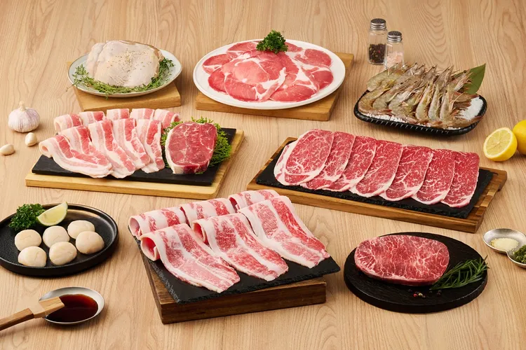 「Oh My!原燒 和牛海陸奢烤組」包含澳洲和牛板腱原塊牛排、台灣極品梅花豬、澳洲和牛五花、澳洲和牛雪花、北海道生食級干貝等。業者提供
