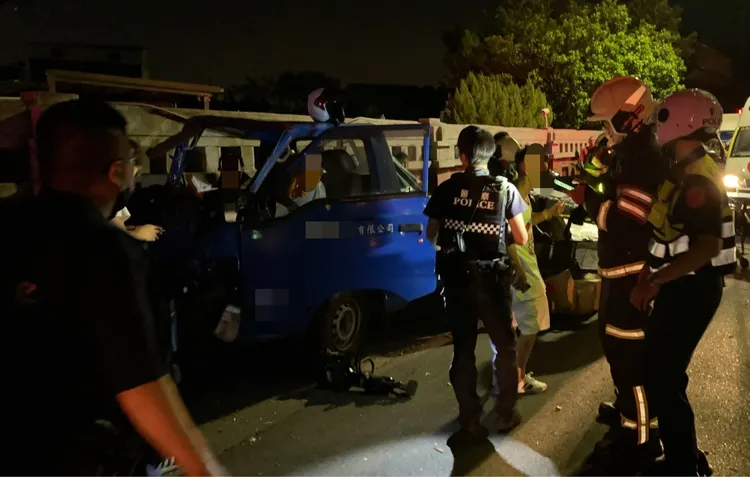 車上13人輕重傷送醫。警方提供