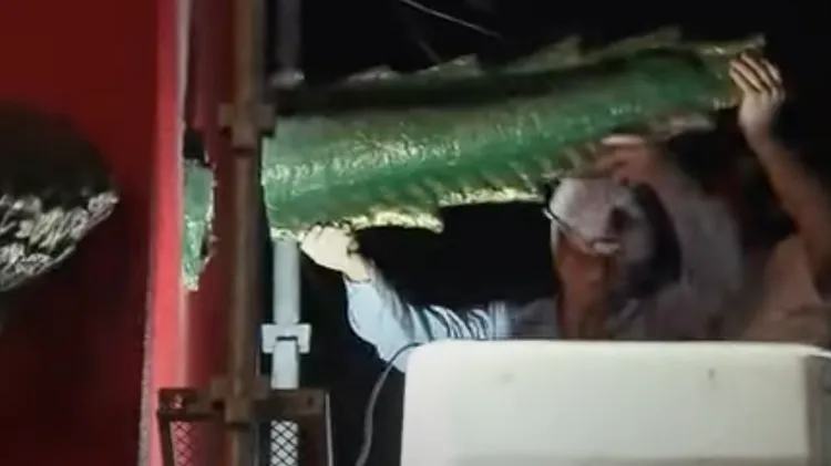 裝修工人將拉麵店龍尾鋸斷並取下。翻攝自KTV News