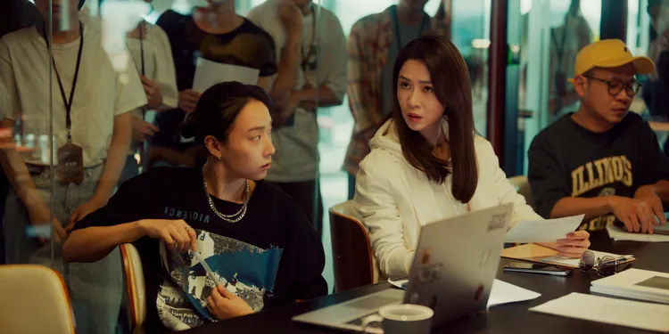 謝盈萱（右）《影后》飾演從女演員退居幕後的王牌製作人兼經紀人薛亞之。