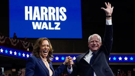 影片｜賀錦麗首攜副手合體亮相　華茲言詞犀利猛攻川普范斯