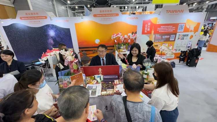 黃偉哲向新加坡遊客力推台南好吃好玩值得你來。台南市政府提供