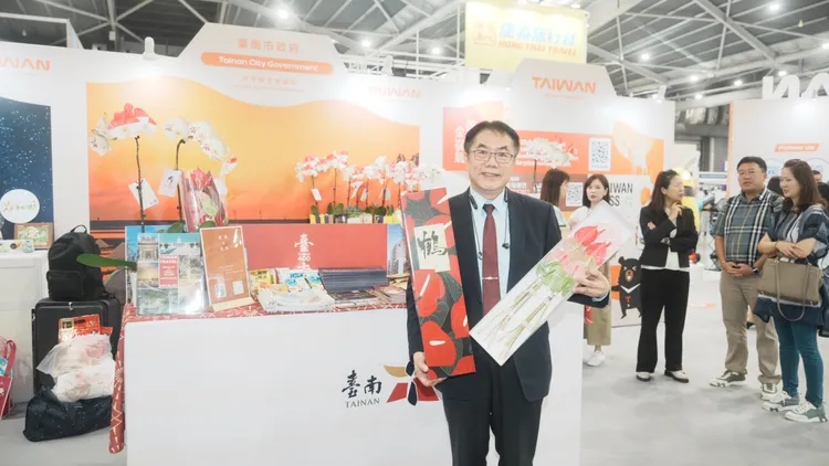 黃偉哲帶來噴印有新加坡國旗的台南蘭花火鶴花等台南農特產品。台南市政府提供