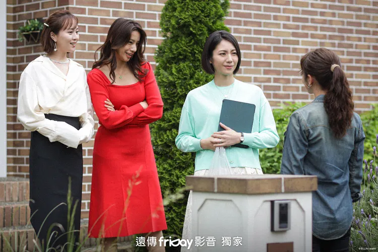 比嘉愛未（左起）、高橋瑪莉潤、松下奈緒、木村文乃劇中都住在高級住宅Sky Castle。friDay影音提供