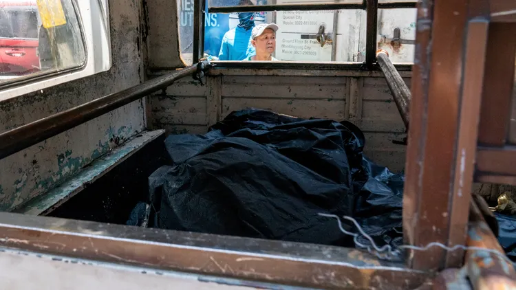 在該房屋內可見多具罹難者的裹屍袋。路透社