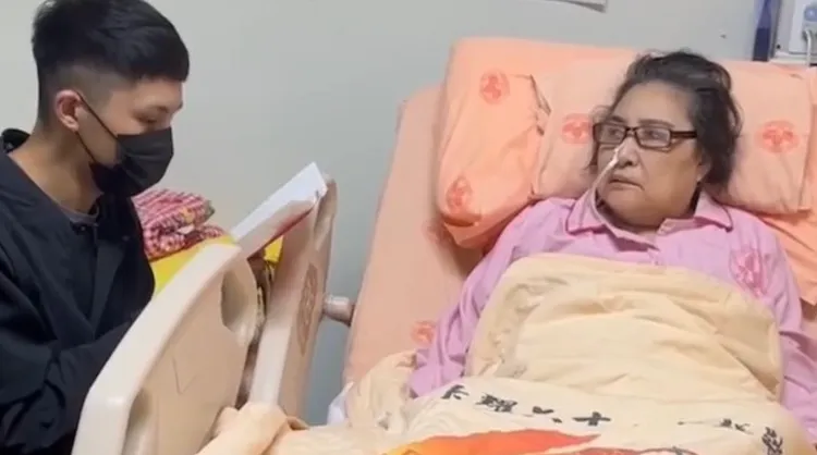 粉絲日前念信給躺在病床上的陳盈潔（右）聽。翻攝許常德臉書