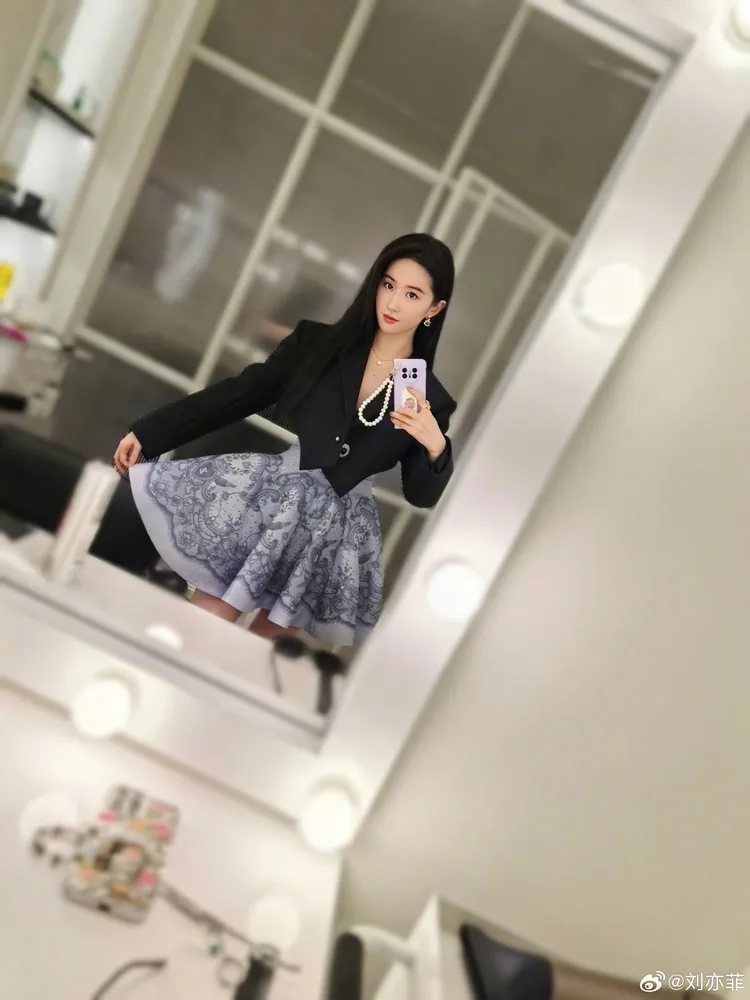 劉亦菲搭配LV西裝外套、Zimmermann藍色蕾絲短洋裝。翻攝劉亦菲微博