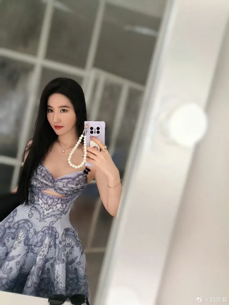 劉亦菲的造型在仙氣中又小露性感。翻攝劉亦菲微博