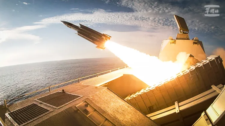 國軍精準飛彈射擊，海軍富江軍艦射擊雄風三型飛彈。軍聞社提供