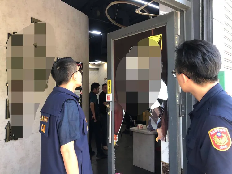蔡男率眾砸妻子工作店家，被警方移送。翻攝畫面