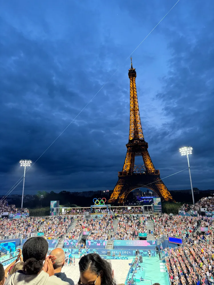 舉辦沙灘排球的艾菲爾鐵塔體育場。品牌提供