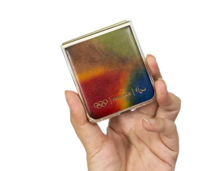 背面保護殼是採用巴黎精品男裝品牌－Berluti所研發的Venezia皮革材質。翻攝 廖阿輝網站。