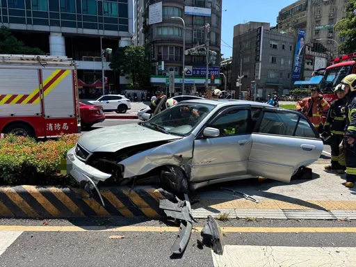 板橋新埔站前轎車衝上分隔島 高速飛撞畫面曝!駕駛稱撿東西釀禍