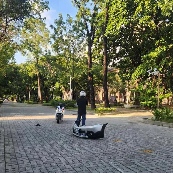 台南成功大學旁2自小客相撞波及6機車，造成1死4傷。翻攝台南式