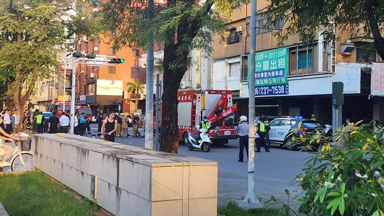 台南成功大學旁2自小客相撞波及6機車，造成1死4傷。翻攝台南式