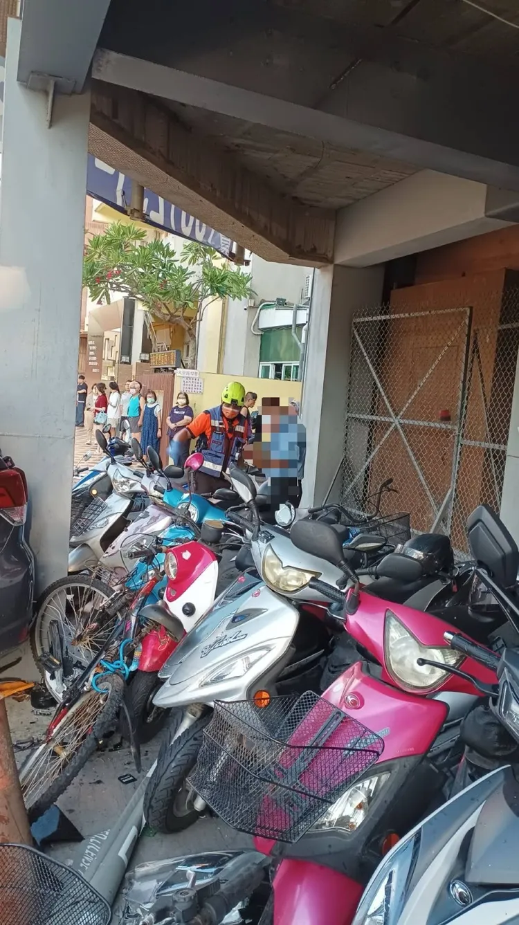 台南成功大學旁2自小客相撞波及6機車，造成1死4傷。翻攝畫面