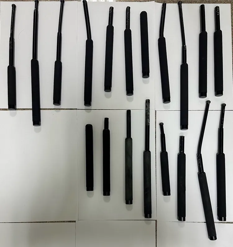 警方查扣甩棍。警方提供