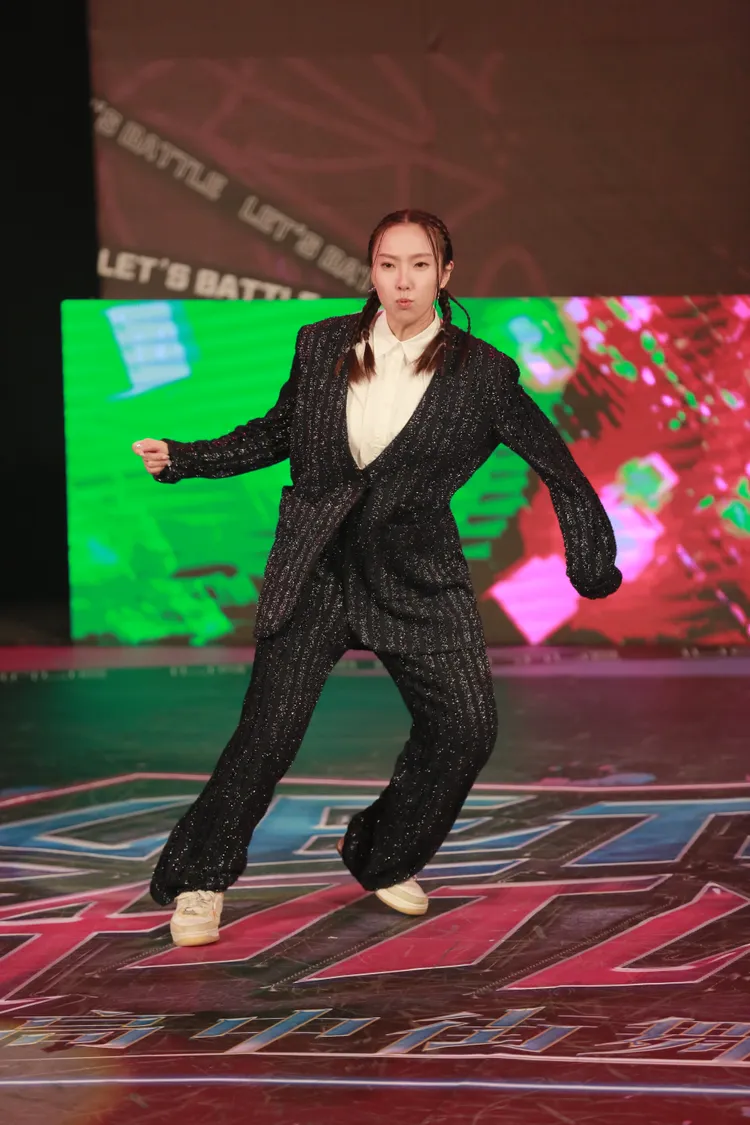 今年入圍台北電影獎最佳女主角又是舞蹈老師的李雪擔任飛行評審，並大秀鎖舞。緯來體育提供