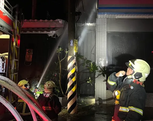 竹縣晚間鐵皮屋火警　警消1小時撲滅火勢幸無人員傷亡