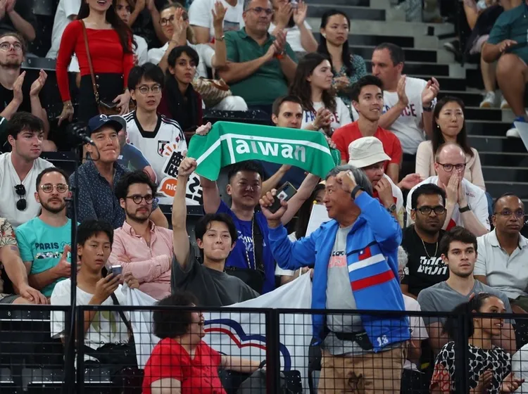 球迷高舉東奧摘金特別版「TAIWAN」毛巾替「麟洋配」加油。中央社