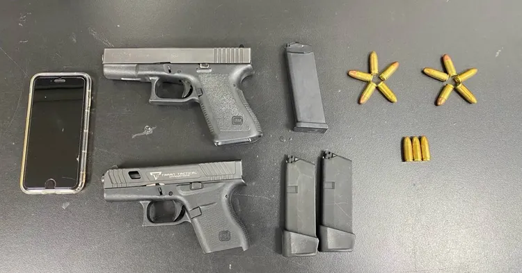 警方查扣2把槍枝及子彈13顆。民眾提供

