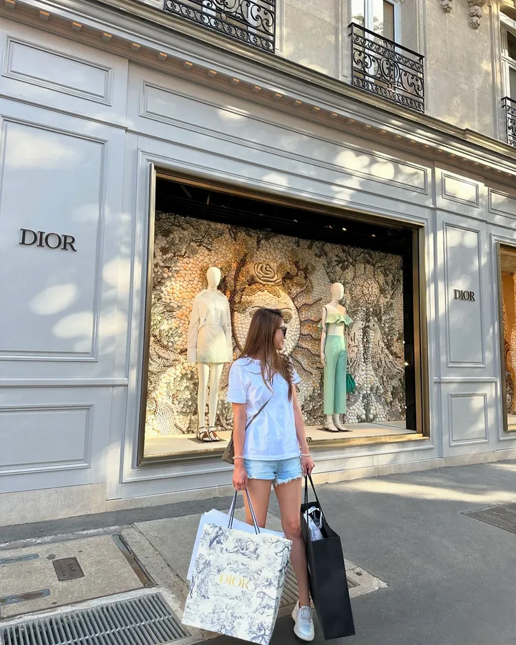 林千又拎著DIOR和CHANEL的戰利品。翻攝cocomademedomydream IG