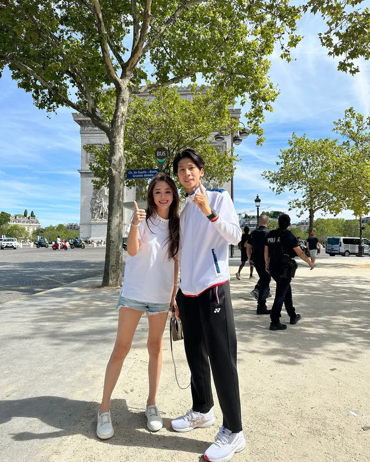 林千又（左）和林郁婷一個比讚、一個比1，象徵台灣No.1。翻攝cocomademedomydream IG