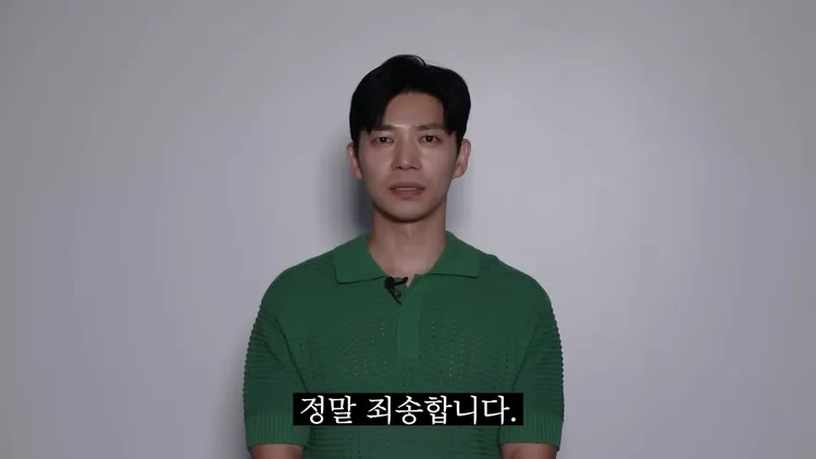 池承炫以角色金智尚的身分，拍片向劇中老婆張娜拉、情婦韓材利、觀眾謝罪。翻攝YouTube