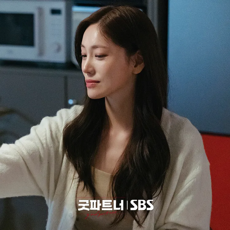 韓材利飾演張娜拉的秘書，卻跟她老公外遇，還懷有身孕。翻攝SBS