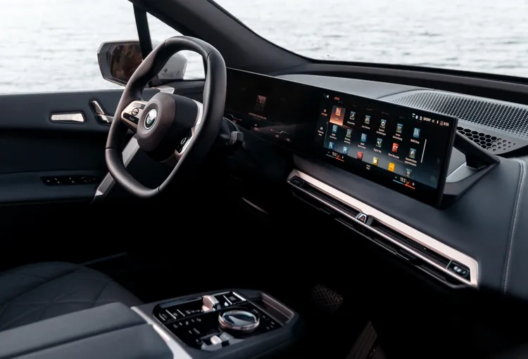 BMW iX座艙由12.3吋虛擬數位儀錶與14.9吋中控觸控螢幕所構成的懸浮式曲面螢幕，搭配採用圖像式邏輯並引入Quick Select快捷選單功能的BMW Operating System 8.5系統。原廠照片