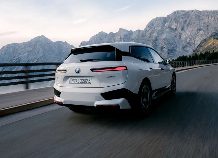 BMW iX全面採用的xDrive智慧型可變四輪傳動系統，在全新2025年式BMW iX更全面升級前後軸自動水平氣壓式懸吊系統與整合式後軸轉向系統。原廠照片