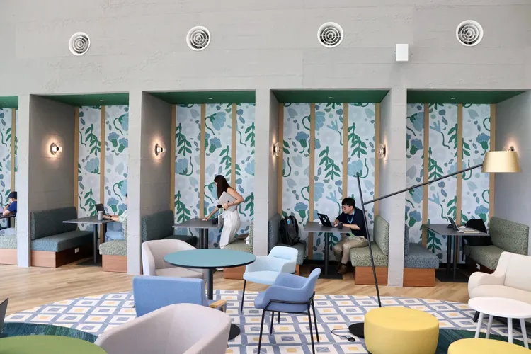 Google板橋新辦公室設計許多半開放式空間，提供員工可以更專心的沈浸思考。莊宗達攝。