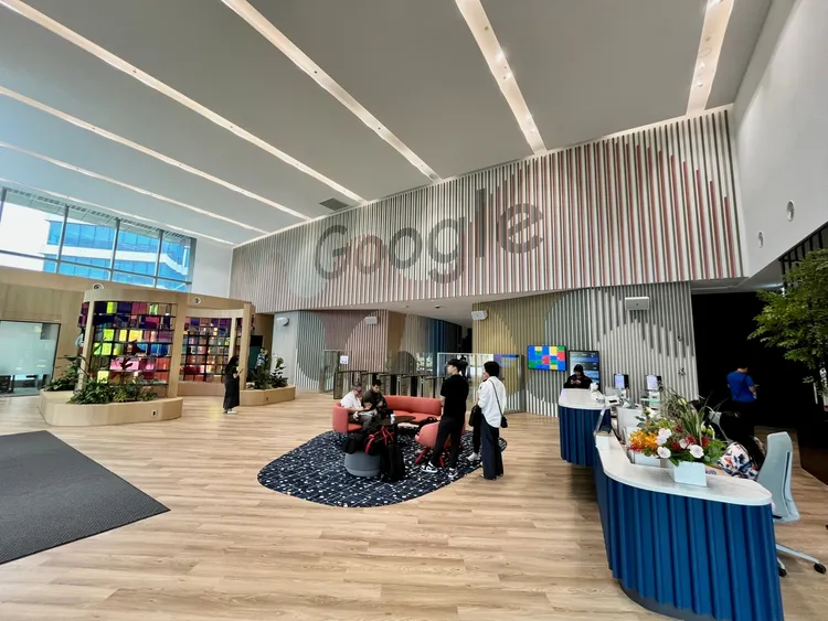 遠東通訊園區Tpark第二棟大樓共有13層樓，挑高的大廳印著大大的Google字樣。莊宗達 攝影。