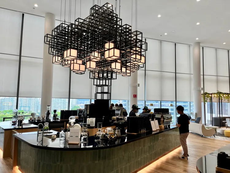 員工咖啡廳，大片落地窗讓員工能夠好好放鬆。莊宗達攝。