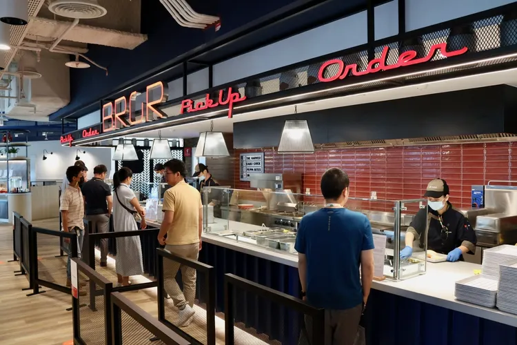 讓許多人羨慕的Google員工餐廳，板橋第二棟每天還有提供漢堡選擇。莊宗達攝。