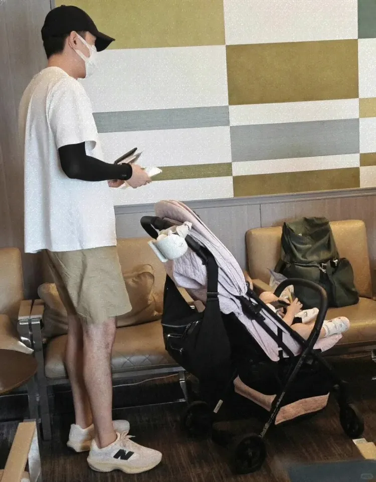 胡歌與女兒看似在櫃台前等候。