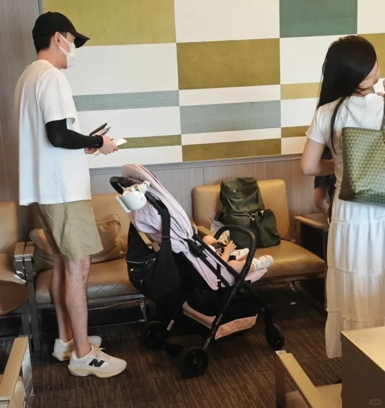 胡歌前方有1位長髮女子，一度被以為是他老婆，但髮型不對。