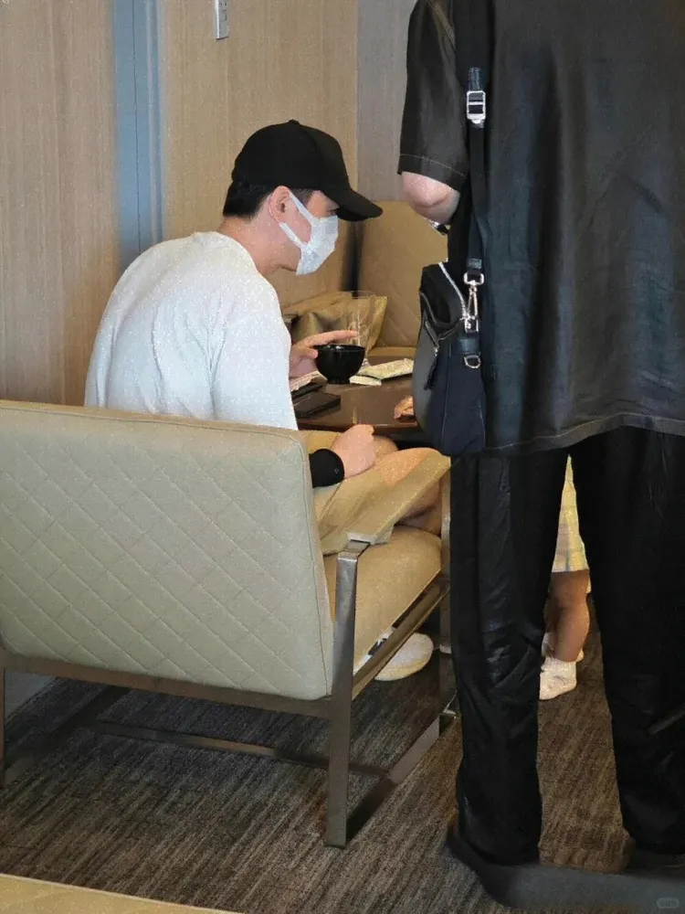 胡歌時刻照顧女兒。翻攝逗逗分享小紅書